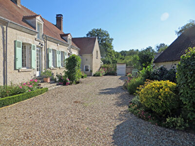 Proche Chateauneuf Sur Loire, jolie batisse ancienne de 212 m2 habitables sur 1382m2 de terrain avec nombreuses dependances