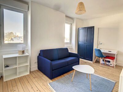 ORLEANS - HYPER CENTRE - STUDIO RENOVE MEUBLE AVEC GOUT - DERNIER ETAGE