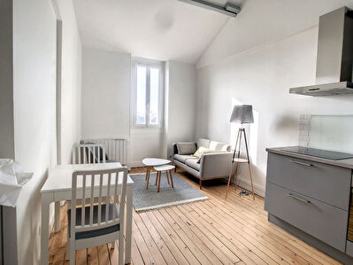 ORLEANS - HYPER CENTRE - 2 PIECES RENOVE et MEUBLE - PETITE COPRO - DERNIER ETAGE