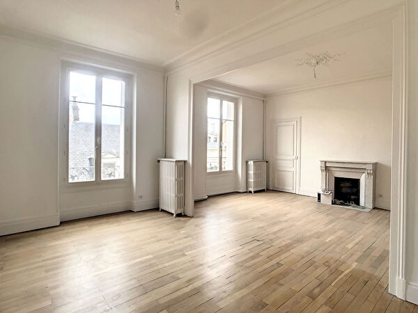 RARE - ORLEANS - HYPER CENTRE - APPARTEMENTS 4 CHAMBRES - RENOVE - PARKING et CAVE