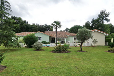A VENDRE MAISON UCHACQ ET PARENTIS (10 min de MONT DE MARSAN) 3 chambres piscine garage