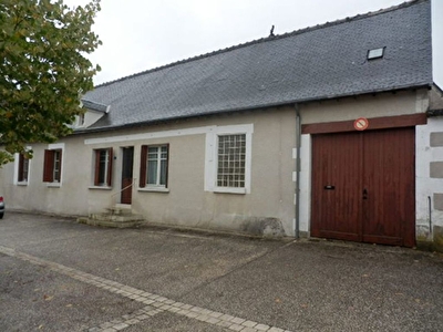 Ensemble de 2 maisons a restaurer: Centre bourg avec commerces
