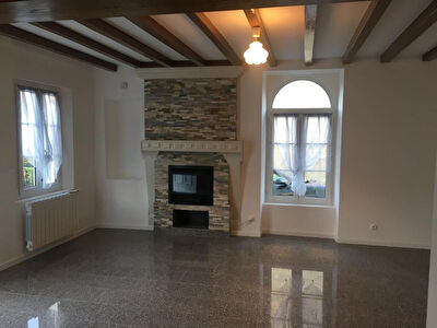 Maison renovee avec cour et garage: MOUZAY