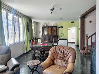 Charmante maison avec cour et dependances