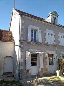 Maison mitoyenne avec cour, jardinet et garage proche des commerces a pieds