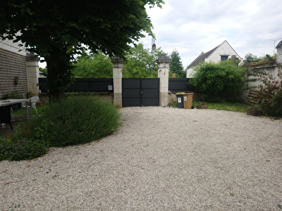 Maison avec grande cour en centre ville de Loches