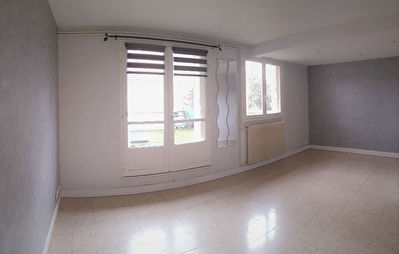 T3 CENTRE VILLE VIARMES !!