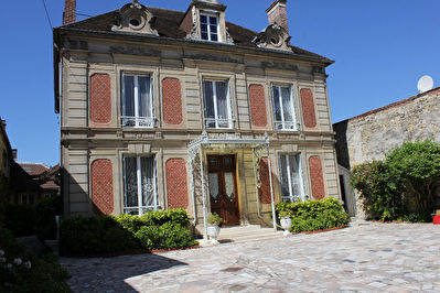 Maison PROCHE NOAILLES 7 PIECES 4 CHAMBRES 337M2 HABITABLES 917M2 JARDIN