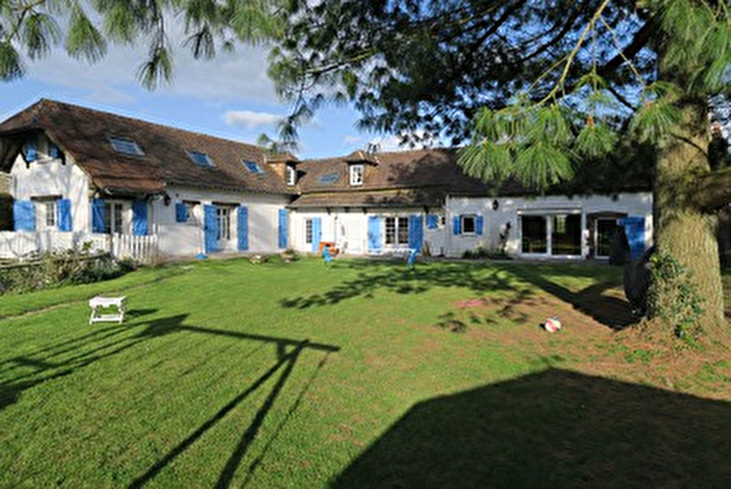 Maison PROCHE AUNEUIL 8 pieces 242 m2, 1500 m2 terrain