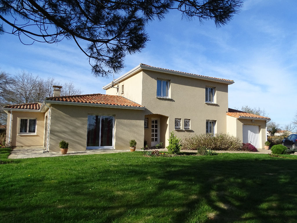 Maison Fontaine Le Comte 7 pieces 166.28 m2
