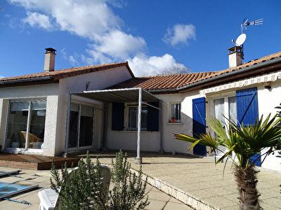 Maison Saint Benoit 7 pieces 144.74 m2 vendu