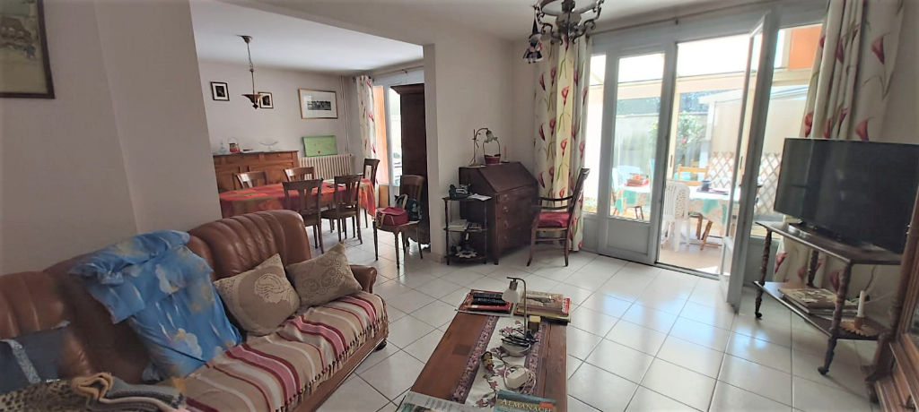 photos n°1 A vendre Maison dans le centre de Croutelle avec 4 chambres