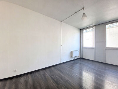PUTEAUX : Studio 1 piece de 24m2