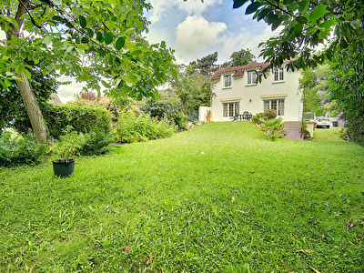 Maison Ermont - QUARTIER CERNAY - 156 m2 - 8 pieces - 4 chambres + bureau - 825m2 de terrain - sous-sol