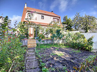Maison Saint -Gratien - 7 pieces - 5 chambres - 853 m2 de terrain