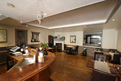 Restaurant (murs et fond indissociables) Vetheuil 100 m2