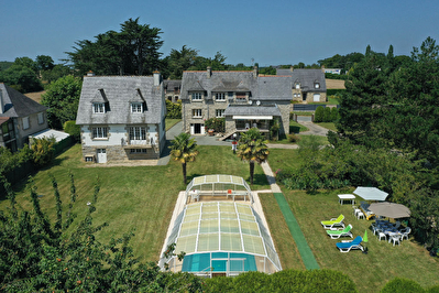 A VENDRE PLESLIN-TRIGAVOU ensemble de deux maisons, piscine, terrains constructible