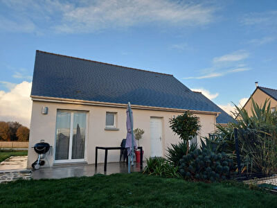 A VENDRE MAISON DE PLAIN PIED COMMUNE PROCHE DE DINAN-3 CHAMBRES