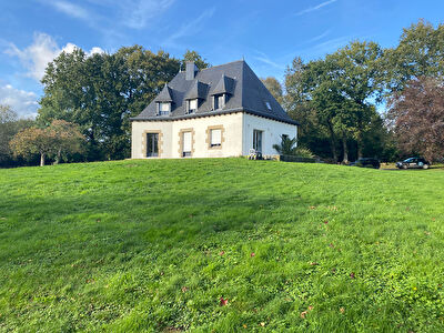 A vendre Maison + grandes dependances sur 5 HA, a Merdrignac, sur l'axe Rennes / Loudeac