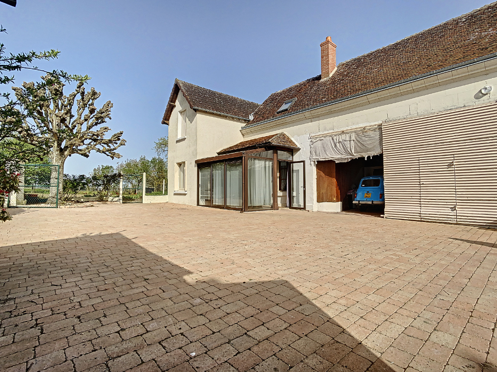 photos n°1 Maison ancienne sur plus d'un hectare de terrain à St Julien De Chedon 4 pièce(s) 93 m2