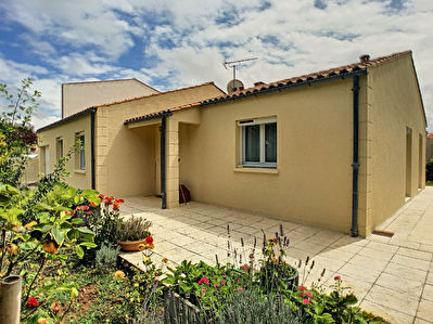 Maison de plain-pied offrant 3 chambres, un garage et jardin situee a Lafond - Puilboreau, 2 minutes de La Rochelle