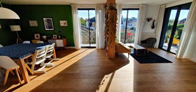 Orvault Val d'Or - Gaudiniere : Maison renovee aux prestations de qualite. Volumes genereux, superbe espace de vie lumineux, terrasse de 32m2, 6 chambres, salle de jeux. Garage et jardin clos completent ce bien.