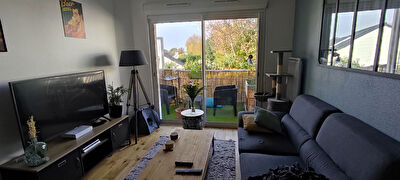 PLESCOP bourg - Appartement 2 pieces 42 m2 balcon place de parking couverte