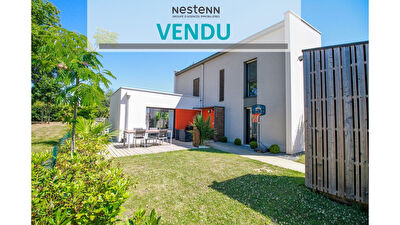 A vendre a Betton maison de 86m2, 3 chambres dont 1 au rez-de-chaussee, une salle d'eau et une salle de bains, terrain 300m2