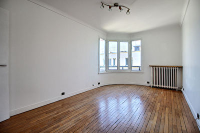 APPARTEMENT DEUX PIECES DERNIER ETAGE AU PIED DE LA GARE RER - EXCLUSIVITE NESTENN