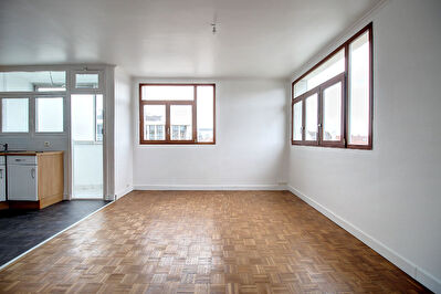 APPARTEMENT 3 PIECES REFAIT A NEUF FACE PISCINE ARSENAL A 10-15mn A PIED DU CENTRE-VILLE DE RUEIL-MALMAISON VUE DEGAGEE SUD-EST