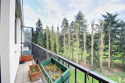 APPARTEMENT 4 PIECES SUR BUZENVAL AU DERNIER ETAGE AVEC BALCON CAVE PARKING VUE SUR LE GOLF DE SAINT-CLOUD