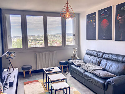 SAINT ETIENNE secteur Chateaucreux/Monthieu - T2 renove + balcon + garage + place privative