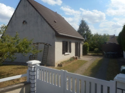 Maison individuelle avec garage.