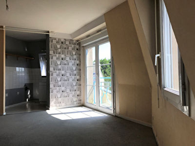 3 PIECES VANNES - PROCHE PORT- ASCENSEUR - DERNIER ETAGE