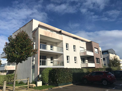 SENE proche VANNES APPARTEMENT 2 CHAMBRES BALCON PLACES DE PARKING CELLIER