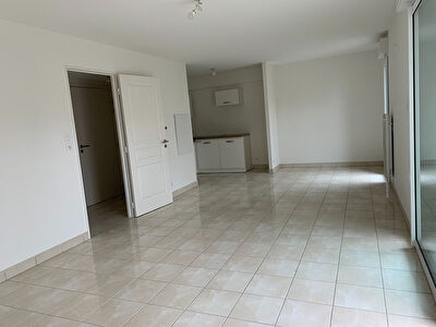 Appartement en rez-de-chaussee avec terrasse exposition ouest, deux chambres, place de parking