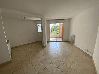 Appartement avec balcon expose sud, deux chambres, place de parking
