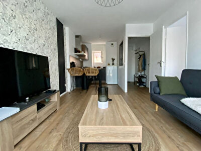 Appartement 2 pieces au rez-de-chaussee, terrasse, proche commerces, bus, parking privatif