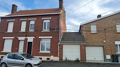 Semi plain-pied au calme, 3 chambres, jardin, cave, garage proche des autoroutes.