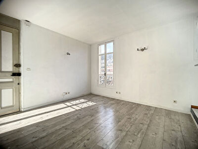 Appartement 2 pieces , dernier etage, traversant avec 2 balcons.