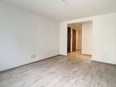 ANNECY - APPARTEMENT 3 PIECES - REFAIT A NEUF A VENDRE (AVEC BALCON + GRENIER + CAVE)
