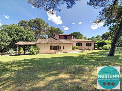Villa Mouans Sartoux avec grand terrain, piscine, fort potentiel !