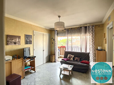 Agreable studio Le Cannet proche commodites avec terrasse parking et cave.