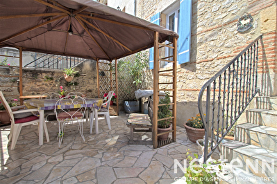 Maison de ville avec terrasse et garage.