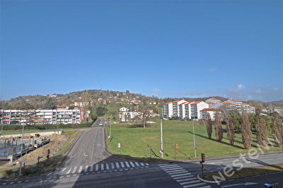 AGEN- Appartement T3 traversant avec ascenseur et balcon.