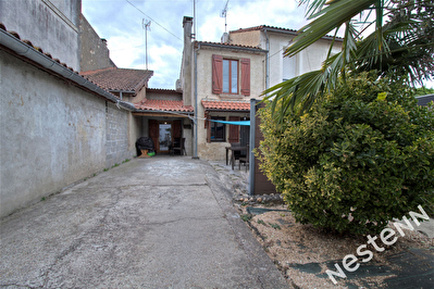 LE PASSAGE Maison de ville avec cour et stationnement.