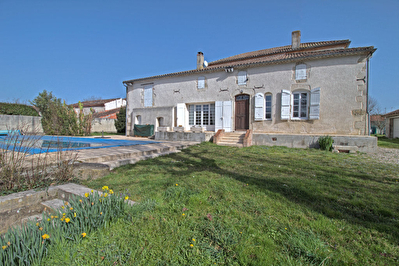 Saint-Hilaire-de-Lusignan - Maison de caractere composee de 5 chambres avec piscine et dependances