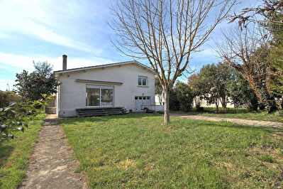 BON-ENCONTRE - A pieds de toutes commodites. Maison 4 chambres, garage et jardin.
