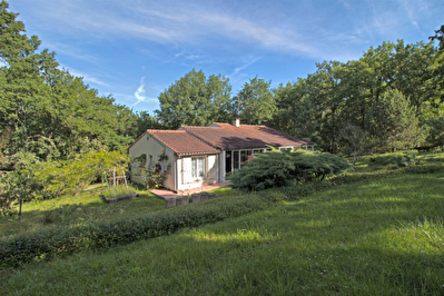 12 km au Sud-Ouest d'Agen - Maison 5 pieces sur 4200 m2 de terrain.