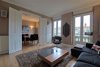 AGEN hypercentre - Appartement renove 4 pieces de 89 m2 climatise.